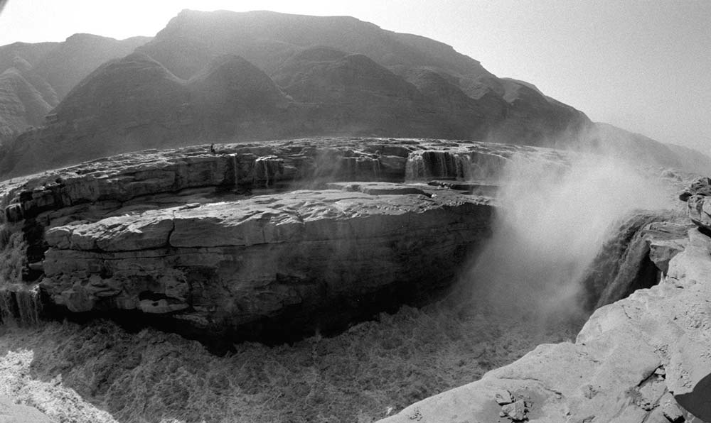 黃河壺口瀑布景色。