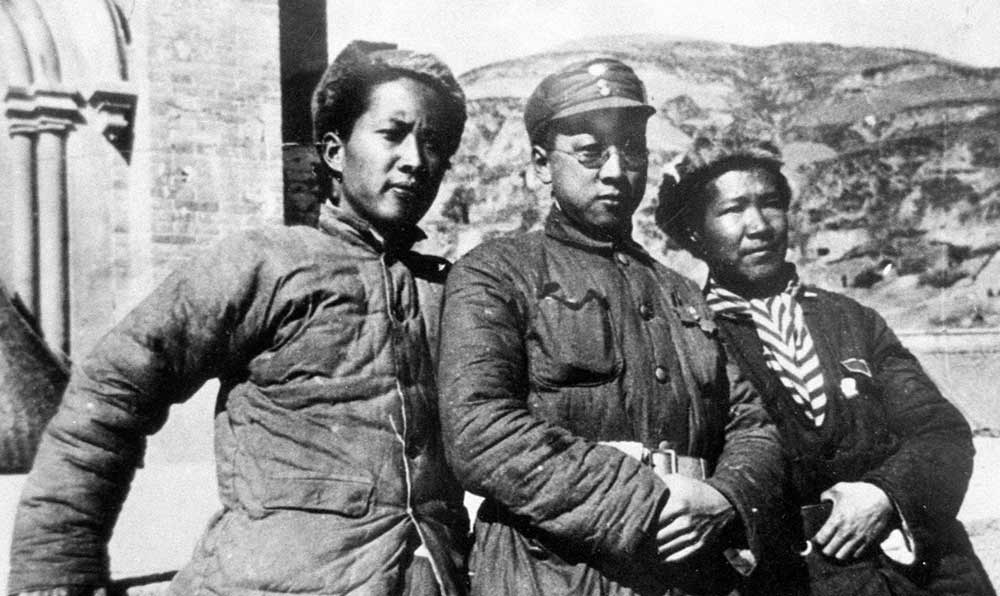 延安魯迅藝術文學院托兒所的阿姨和孩子們。