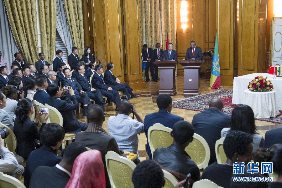 5月4日,國務院總理李克強在亞的斯亞貝巴與埃塞俄比亞總理海爾馬里亞姆舉行會談。這是會談后,李克強與海爾馬里亞姆共同會見記者。 新華社記者 王曄 攝 5月4日,國務院總理李克強在亞的斯亞貝巴與埃塞俄比亞總理海爾馬里亞姆舉行會談。這是會談后,李克強與海爾馬里亞姆共同會見記者。 新華社記者 王曄 攝