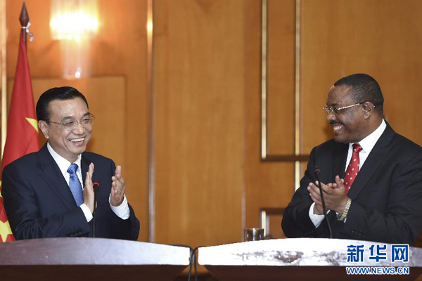 5月4日,國務院總理李克強在亞的斯亞貝巴與埃塞俄比亞總理海爾馬里亞姆舉行會談。這是會談結(jié)束后,李克強與海爾馬里亞姆共同會見記者。 新華社記者 李學仁 攝 5月4日,國務院總理李克強在亞的斯亞貝巴與埃塞俄比亞總理海爾馬里亞姆舉行會談。這是會談結(jié)束后,李克強與海爾馬里亞姆共同會見記者。 新華社記者 李學仁 攝