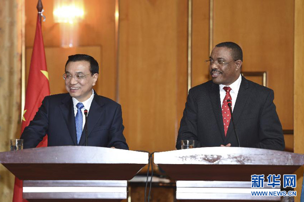 5月4日,國務院總理李克強在亞的斯亞貝巴與埃塞俄比亞總理海爾馬里亞姆舉行會談。這是會談后,李克強與海爾馬里亞姆共同會見記者。 新華社記者 李學仁 攝 5月4日,國務院總理李克強在亞的斯亞貝巴與埃塞俄比亞總理海爾馬里亞姆舉行會談。這是會談后,李克強與海爾馬里亞姆共同會見記者。 新華社記者 李學仁 攝