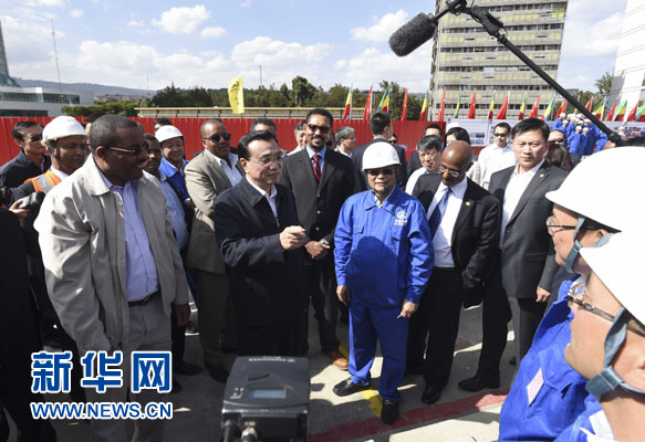 這是李克強與海爾馬里亞姆看望施工人員。新華社記者 李學(xué)仁 攝 這是李克強與海爾馬里亞姆看望施工人員。新華社記者 李學(xué)仁 攝