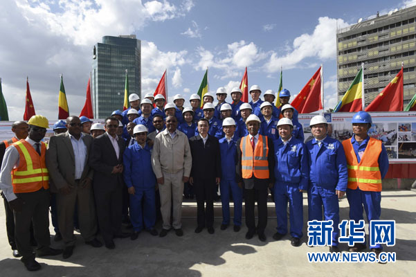 這是李克強同海爾馬里亞姆與施工人員合影留念。新華社記者 李學(xué)仁 攝 這是李克強同海爾馬里亞姆與施工人員合影留念。新華社記者 李學(xué)仁 攝