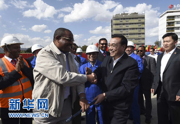 5月5日,中國國務(wù)院總理李克強考察亞的斯亞貝巴輕軌項目,埃塞俄比亞總理海爾馬里亞姆陪同。新華社記者 李學(xué)仁 攝 5月5日,中國國務(wù)院總理李克強考察亞的斯亞貝巴輕軌項目,埃塞俄比亞總理海爾馬里亞姆陪同。新華社記者 李學(xué)仁 攝