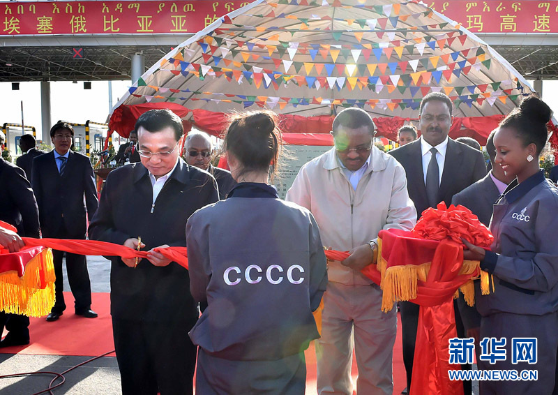 5月5日,中國國務院總理李克強與埃塞俄比亞總理海爾馬里亞姆共同出席亞的斯亞貝巴-阿達瑪高速公路一期竣工揭牌典禮,并為二期工程開工奠基剪彩。這是李克強與海爾馬里亞姆共同為亞的斯亞貝巴-阿達瑪高速公路二期工程開工剪彩。新華社記者 李濤 攝 5月5日,中國國務院總理李克強與埃塞俄比亞總理海爾馬里亞姆共同出席亞的斯亞貝巴-阿達瑪高速公路一期竣工揭牌典禮,并為二期工程開工奠基剪彩。這是李克強與海爾馬里亞姆共同為亞的斯亞貝巴-阿達瑪高速公路二期工程開工剪彩。新華社記者 李濤 攝