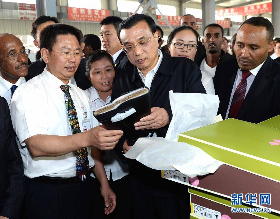 5月5日，中國國務院總理李克強在埃塞俄比亞總理海爾馬里亞姆陪同下參觀東方工業園。這是李克強在生產車間聽取負責人介紹生產情況。新華社記者 李濤 攝