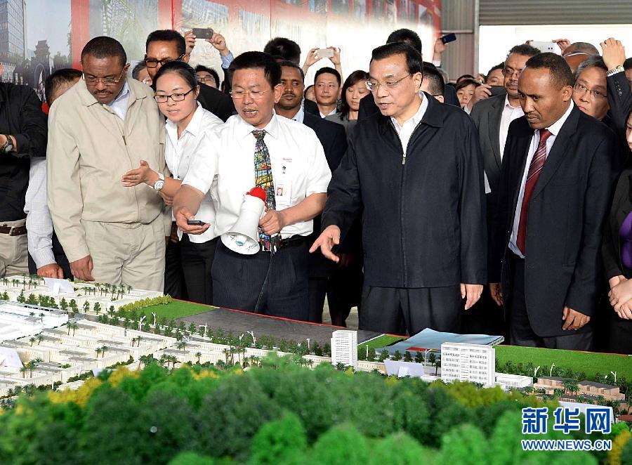  5月5日，中國國務院總理李克強在埃塞俄比亞總理海爾馬里亞姆陪同下參觀東方工業園。這是李克強與海爾馬里亞姆（左一）一起觀看工業園沙盤展示。新華社記者 李濤