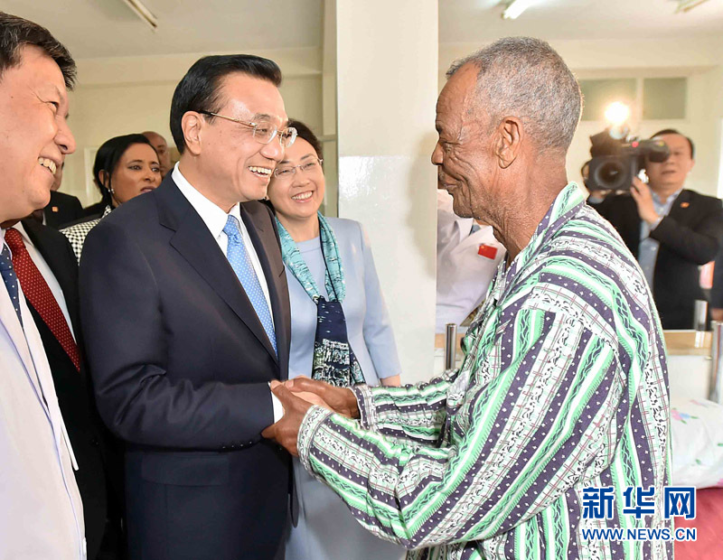 5月6日,中國國務院總理李克強與埃塞俄比亞總統穆拉圖一同來到亞的斯亞貝巴阿勒塔醫院,看望受益于中國免費白內障手術“光明行”活動的埃塞俄比亞患者。新華社記者 李濤 攝 5月6日,中國國務院總理李克強與埃塞俄比亞總統穆拉圖一同來到亞的斯亞貝巴阿勒塔醫院,看望受益于中國免費白內障手術“光明行”活動的埃塞俄比亞患者。新華社記者 李濤 攝