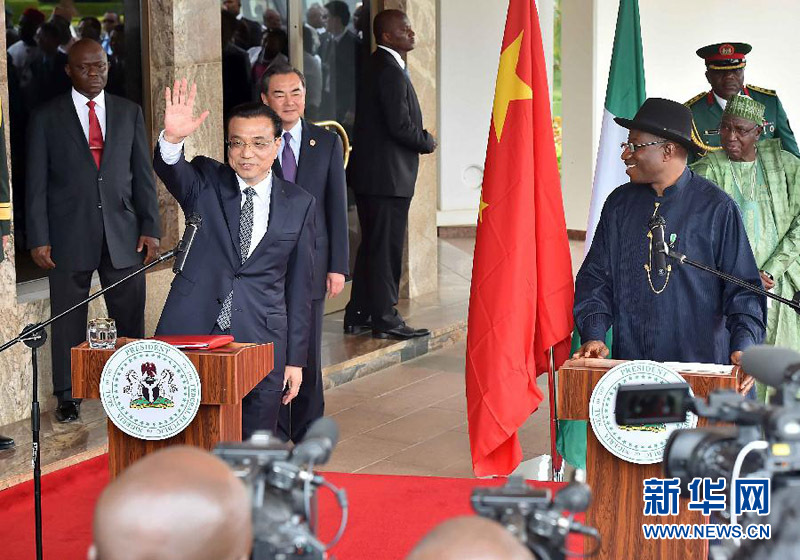 5月7日，中國(guó)國(guó)務(wù)院總理李克強(qiáng)在阿布賈與尼日利亞總統(tǒng)喬納森會(huì)談后共同會(huì)見(jiàn)記者，并回答記者提問(wèn)。 新華社記者李濤攝 