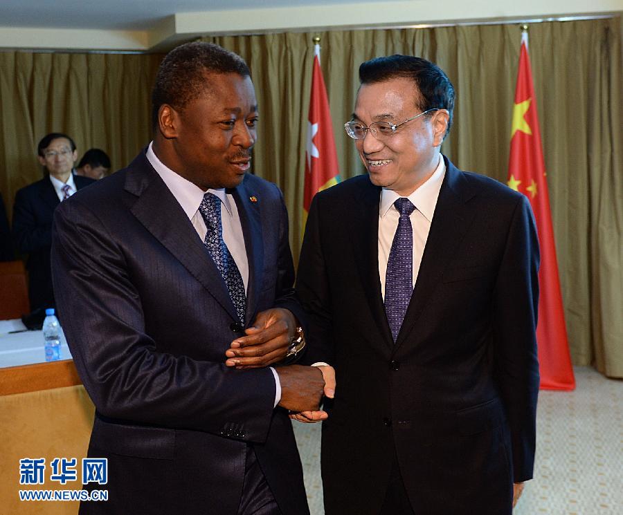 5月7日,正在尼日利亞訪問(wèn)的中國(guó)國(guó)務(wù)院總理李克強(qiáng)在阿布賈會(huì)見出席第24屆世界經(jīng)濟(jì)論壇非洲峰會(huì)全會(huì)的多哥總統(tǒng)福雷。 新華社記者 李濤 攝 5月7日,正在尼日利亞訪問(wèn)的中國(guó)國(guó)務(wù)院總理李克強(qiáng)在阿布賈會(huì)見出席第24屆世界經(jīng)濟(jì)論壇非洲峰會(huì)全會(huì)的多哥總統(tǒng)福雷。 新華社記者 李濤 攝