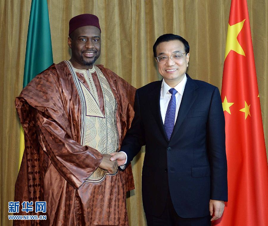 5月7日,正在尼日利亞訪問(wèn)的國(guó)務(wù)院總理李克強(qiáng)在阿布賈會(huì)見出席第24屆世界經(jīng)濟(jì)論壇非洲峰會(huì)全會(huì)的馬里總理馬拉。 新華社記者 李濤 攝 5月7日,正在尼日利亞訪問(wèn)的國(guó)務(wù)院總理李克強(qiáng)在阿布賈會(huì)見出席第24屆世界經(jīng)濟(jì)論壇非洲峰會(huì)全會(huì)的馬里總理馬拉。 新華社記者 李濤 攝