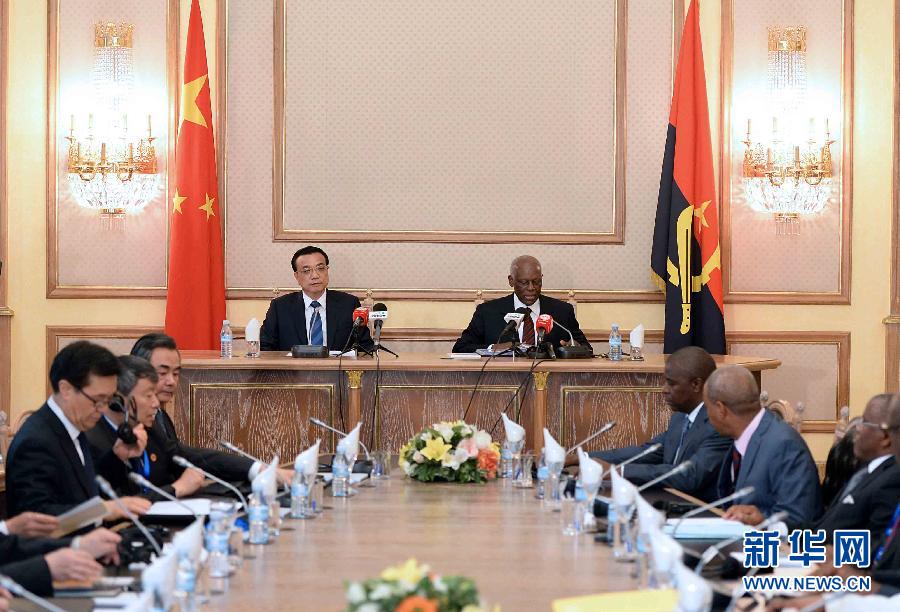 5月9日，中國國務(wù)院總理李克強(qiáng)在安哥拉總統(tǒng)府同安總統(tǒng)多斯桑托斯舉行會談。 新華社記者李濤攝