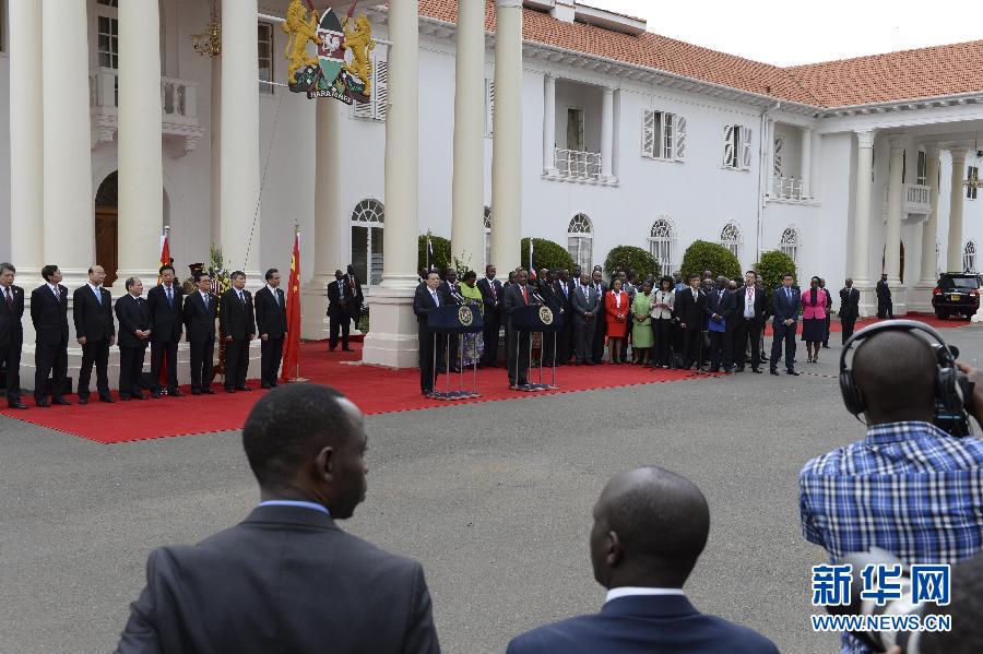 5月10日,中國國務院總理李克強在肯尼亞國家宮與肯總統肯雅塔舉行會談后共同會見記者。 新華社記者 李學仁 攝 5月10日,中國國務院總理李克強在肯尼亞國家宮與肯總統肯雅塔舉行會談后共同會見記者。 新華社記者 李學仁 攝