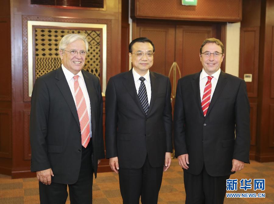 5月10日，國務院總理李克強在內羅畢會見聯合國環境規劃署執行主任施泰納（右）和聯合國人居署執行主任克洛斯。 新華社記者 丁林 攝 