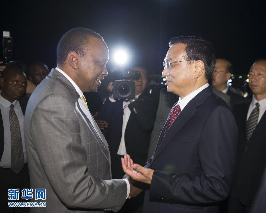 5月9日，應肯尼亞總統(tǒng)肯雅塔邀請，中國國務院總理李克強乘專機抵達內羅畢肯雅塔國際機場，開始對肯尼亞進行正式訪問。李克強總理夫人程虹同機抵達。肯尼亞總統(tǒng)肯雅塔和副總統(tǒng)魯托率肯政府高級官員到機場迎接。新華社記者 謝環(huán)馳 攝 