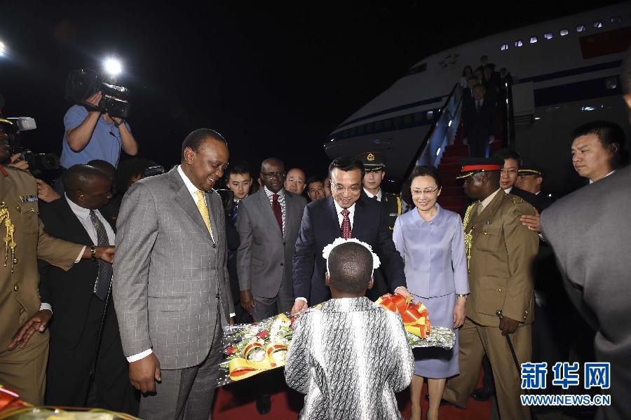 5月9日，應肯尼亞總統(tǒng)肯雅塔邀請，中國國務院總理李克強乘專機抵達內羅畢肯雅塔國際機場，開始對肯尼亞進行正式訪問。李克強總理夫人程虹同機抵達。肯尼亞總統(tǒng)肯雅塔和副總統(tǒng)魯托率肯政府高級官員到機場迎接。這是肯尼亞兒童向李克強夫婦獻上鮮花。新華社記者李學仁攝 