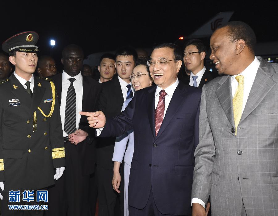 5月9日，應肯尼亞總統(tǒng)肯雅塔邀請，中國國務院總理李克強乘專機抵達內羅畢肯雅塔國際機場，開始對肯尼亞進行正式訪問。李克強總理夫人程虹同機抵達。肯尼亞總統(tǒng)肯雅塔和副總統(tǒng)魯托率肯政府高級官員到機場迎接。新華社記者 李學仁 攝 