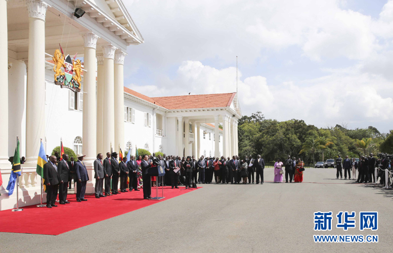 5月11日,中國國務院總理李克強在內羅畢國家宮與肯尼亞總統肯雅塔共同會見記者,介紹中非合作建設肯尼亞蒙巴薩-內羅畢鐵路情況。烏干達總統穆塞韋尼、盧旺達總統卡加梅、南蘇丹總統基爾等東非地區(qū)國家領導人參加。新華社記者丁林攝 5月11日,中國國務院總理李克強在內羅畢國家宮與肯尼亞總統肯雅塔共同會見記者,介紹中非合作建設肯尼亞蒙巴薩-內羅畢鐵路情況。烏干達總統穆塞韋尼、盧旺達總統卡加梅、南蘇丹總統基爾等東非地區(qū)國家領導人參加。新華社記者丁林攝