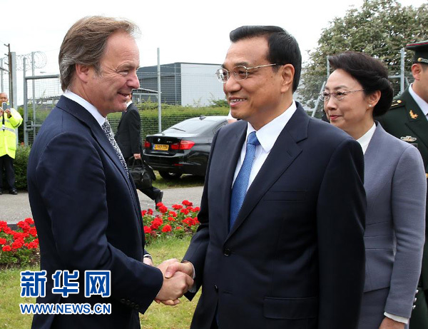 6月16日,應(yīng)英國首相卡梅倫邀請,國務(wù)院總理李克強(qiáng)乘專機(jī)抵達(dá)倫敦希思羅機(jī)場,開始對英國進(jìn)行正式訪問。李克強(qiáng)總理夫人程虹同機(jī)抵達(dá)。這是英國政府高級官員到機(jī)場迎接李克強(qiáng)總理和夫人。新華社記者 龐興雷 攝 6月16日,應(yīng)英國首相卡梅倫邀請,國務(wù)院總理李克強(qiáng)乘專機(jī)抵達(dá)倫敦希思羅機(jī)場,開始對英國進(jìn)行正式訪問。李克強(qiáng)總理夫人程虹同機(jī)抵達(dá)。這是英國政府高級官員到機(jī)場迎接李克強(qiáng)總理和夫人。新華社記者 龐興雷 攝