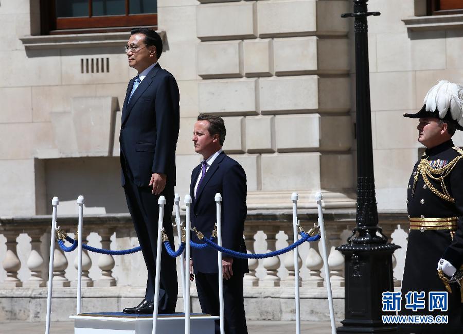 6月17日，中國國務院總理李克強在倫敦唐寧街10號首相府同英國首相卡梅倫舉行中英總理年度會晤。這是會晤前，卡梅倫為李克強舉行隆重的歡迎儀式。新華社記者 龐興雷 攝 