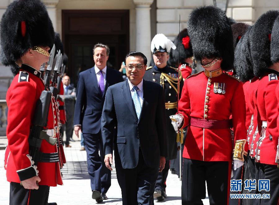 6月17日，中國國務院總理李克強在倫敦唐寧街10號首相府同英國首相卡梅倫舉行中英總理年度會晤。這是會晤前，卡梅倫為李克強舉行隆重的歡迎儀式。新華社記者 龐興雷 攝  
