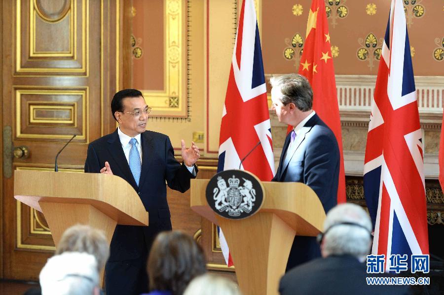 6月17日，中國(guó)國(guó)務(wù)院總理李克強(qiáng)同英國(guó)首相卡梅倫在倫敦舉行中英總理年度會(huì)晤后共同會(huì)見記者。新華社記者 李濤 攝