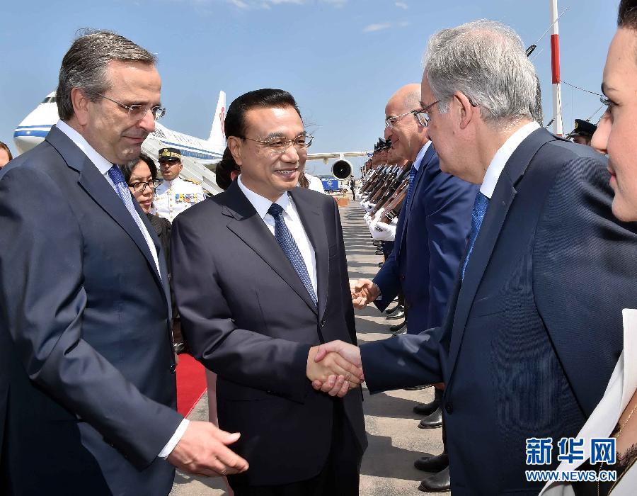 6月19日,國(guó)務(wù)院總理李克強(qiáng)乘專機(jī)抵達(dá)雅典國(guó)際機(jī)場(chǎng),開(kāi)始對(duì)希臘進(jìn)行正式訪問(wèn)。希臘總理薩馬拉斯在機(jī)場(chǎng)為李克強(qiáng)舉行隆重的歡迎儀式。新華社記者 李濤 攝 6月19日,國(guó)務(wù)院總理李克強(qiáng)乘專機(jī)抵達(dá)雅典國(guó)際機(jī)場(chǎng),開(kāi)始對(duì)希臘進(jìn)行正式訪問(wèn)。希臘總理薩馬拉斯在機(jī)場(chǎng)為李克強(qiáng)舉行隆重的歡迎儀式。新華社記者 李濤 攝