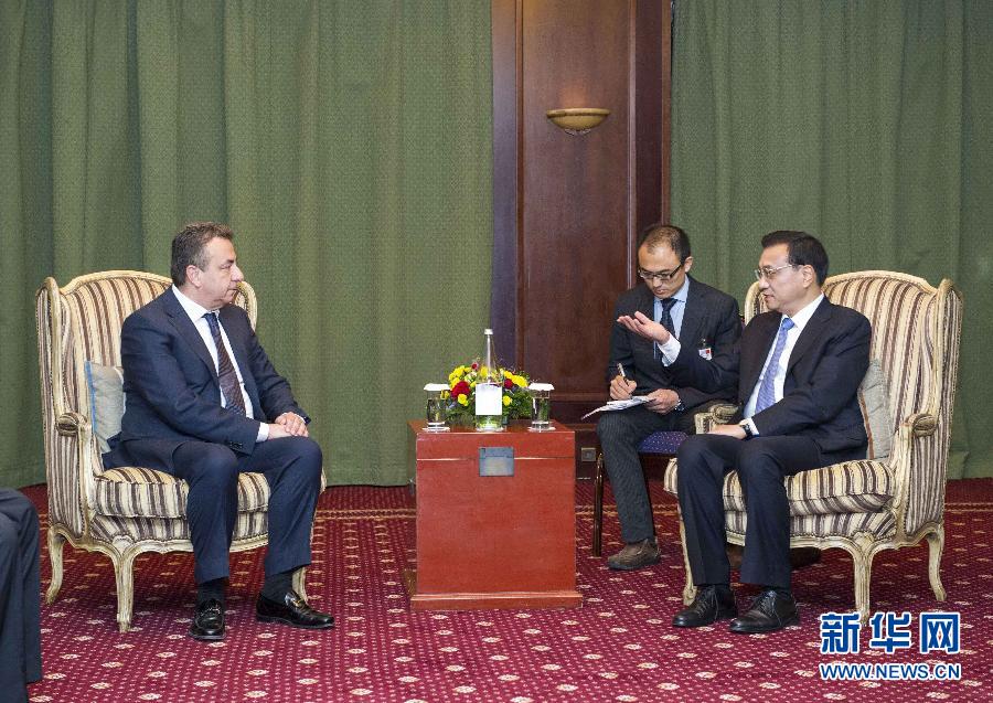 6月21日,國務院總理李克強在希臘克里特省首府伊拉克利翁會見省長阿爾納烏塔基斯。 新華社記者 王曄 攝 6月21日,國務院總理李克強在希臘克里特省首府伊拉克利翁會見省長阿爾納烏塔基斯。 新華社記者 王曄 攝