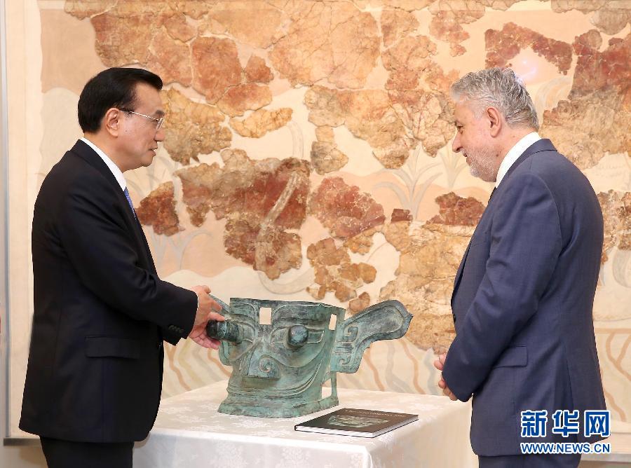 6月21日，國(guó)務(wù)院總理李克強(qiáng)與希臘總理薩馬拉斯共同出席希臘伊拉克利翁博物館新館開(kāi)館儀式并發(fā)表講話。這是李克強(qiáng)向伊拉克利翁博物館贈(zèng)送三星堆出土文物復(fù)制品。新華社記者 龐興雷 攝 