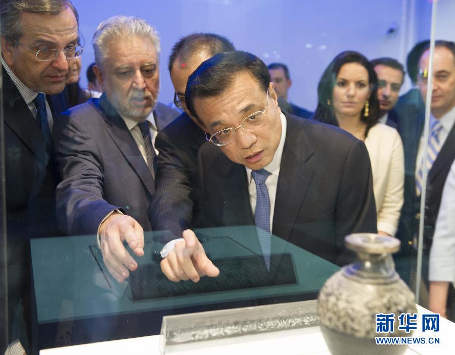  6月21日，國(guó)務(wù)院總理李克強(qiáng)與希臘總理薩馬拉斯共同出席希臘伊拉克利翁博物館新館開(kāi)館儀式并發(fā)表講話。這是李克強(qiáng)在參觀博物館展品。新華社記者 黃敬文 攝 