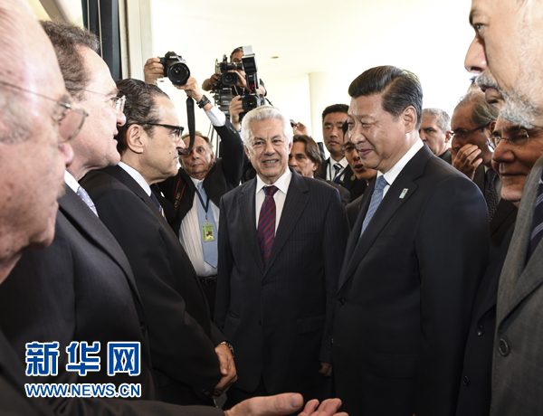 7月16日,國家主席習近平在巴西利亞會見巴西參議長卡列羅斯和眾議長阿爾維斯。這是兩院議長迎接習近平主席,并介紹議員代表。 新華社記者李學仁 攝 7月16日,國家主席習近平在巴西利亞會見巴西參議長卡列羅斯和眾議長阿爾維斯。這是兩院議長迎接習近平主席,并介紹議員代表。 新華社記者李學仁 攝