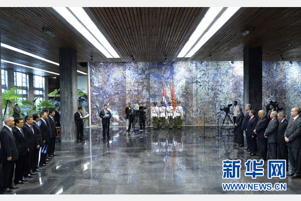 當(dāng)?shù)貢r(shí)間7月22日，國家主席習(xí)近平在哈瓦那接受古巴政府授予的“何塞·馬蒂”勛章。古巴國務(wù)委員會(huì)主席兼部長會(huì)議主席勞爾·卡斯特羅為習(xí)近平佩戴勛章。新華社記者馬占成攝