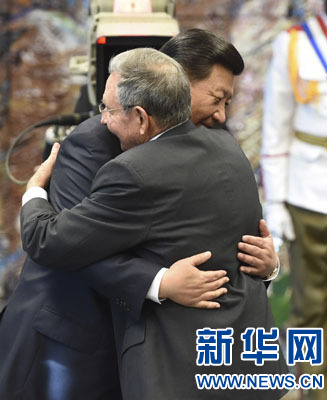 當(dāng)?shù)貢r(shí)間7月22日，國家主席習(xí)近平在哈瓦那接受古巴政府授予的“何塞·馬蒂”勛章。古巴國務(wù)委員會(huì)主席兼部長會(huì)議主席勞爾·卡斯特羅為習(xí)近平佩戴勛章。新華社記者馬占成攝