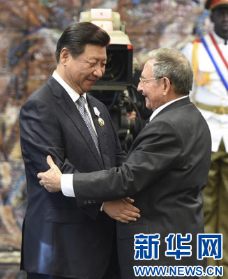 當(dāng)?shù)貢r(shí)間7月22日，國家主席習(xí)近平在哈瓦那接受古巴政府授予的“何塞·馬蒂”勛章。古巴國務(wù)委員會(huì)主席兼部長會(huì)議主席勞爾·卡斯特羅為習(xí)近平佩戴勛章。新華社記者馬占成攝