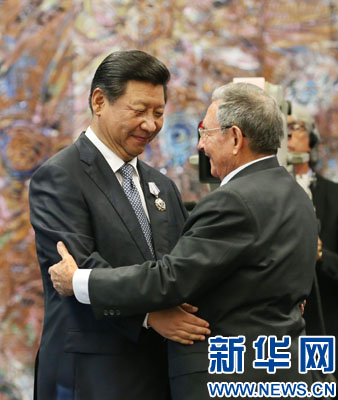 當(dāng)?shù)貢r(shí)間7月22日，國家主席習(xí)近平在哈瓦那接受古巴政府授予的“何塞·馬蒂”勛章。古巴國務(wù)委員會(huì)主席兼部長會(huì)議主席勞爾·卡斯特羅為習(xí)近平佩戴勛章。新華社記者劉衛(wèi)兵攝