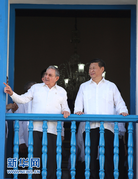 這是習(xí)近平在勞爾陪同下參觀圣地亞哥市政府時一同走上二層陽臺。1959年1月1日，菲德爾·卡斯特羅就是站在這里宣布古巴革命勝利。新華社記者蘭紅光 攝 