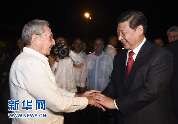 當(dāng)?shù)貢r間7月23日，國家主席習(xí)近平結(jié)束對古巴的訪問，離開圣地亞哥，啟程回國。這是古巴國務(wù)委員會主席兼部長會議主席勞爾·卡斯特羅到機場為習(xí)近平送行。新華社記者 李學(xué)仁 攝 