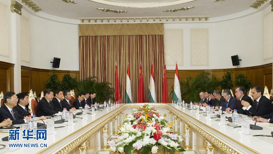 9月13日,國家主席習(xí)近平在杜尚別同塔吉克斯坦總統(tǒng)拉赫蒙舉行會(huì)談。 新華社記者謝環(huán)馳攝 9月13日,國家主席習(xí)近平在杜尚別同塔吉克斯坦總統(tǒng)拉赫蒙舉行會(huì)談。 新華社記者謝環(huán)馳攝