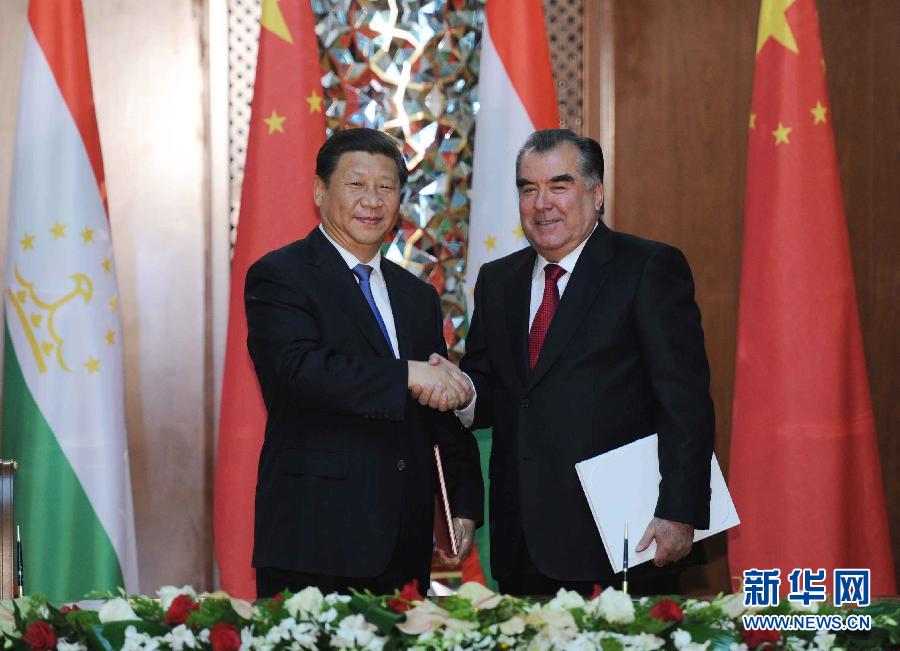 9月13日，國家主席習近平和塔吉克斯坦總統拉赫蒙在杜尚別共同簽署《中塔關于進一步發展和深化戰略伙伴關系的聯合宣言》。新華社記者謝環馳攝 