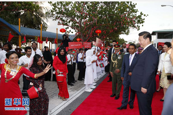 9月14日,國家主席習近平抵達馬累,開始對馬爾代夫進行國事訪問。習近平和夫人彭麗媛在機場受到馬爾代夫總統亞明夫婦的熱情迎接。 新華社記者 鞠鵬 攝 9月14日,國家主席習近平抵達馬累,開始對馬爾代夫進行國事訪問。習近平和夫人彭麗媛在機場受到馬爾代夫總統亞明夫婦的熱情迎接。 新華社記者 鞠鵬 攝