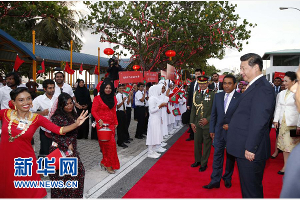  9月14日，國家主席習近平抵達馬累，開始對馬爾代夫進行國事訪問。習近平和夫人彭麗媛在機場受到馬爾代夫總統亞明夫婦的熱情迎接。新華社記者 鞠鵬 攝 