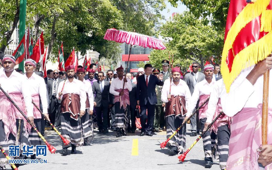 9月15日,國家主席習近平同馬爾代夫總統亞明在馬累舉行會談。會談前,亞明在共和國廣場為習近平舉行歡迎儀式。 新華社記者 鞠鵬 攝 9月15日,國家主席習近平同馬爾代夫總統亞明在馬累舉行會談。會談前,亞明在共和國廣場為習近平舉行歡迎儀式。 新華社記者 鞠鵬 攝
