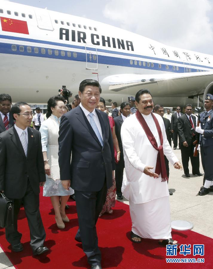 9月16日,國家主席習近平抵達科倫坡,開始對斯里蘭卡進行國事訪問。在班達拉奈克國際機場,習近平和夫人彭麗媛受到拉賈帕克薩總統夫婦熱情迎接。新華社記者鞠鵬攝 9月16日,國家主席習近平抵達科倫坡,開始對斯里蘭卡進行國事訪問。在班達拉奈克國際機場,習近平和夫人彭麗媛受到拉賈帕克薩總統夫婦熱情迎接。新華社記者鞠鵬攝