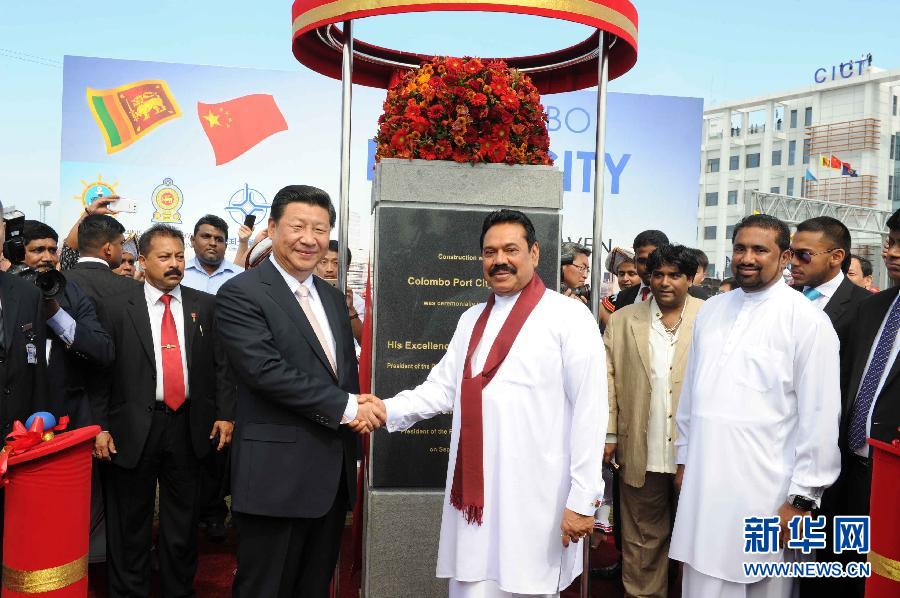 9月17日,國家主席習近平在斯里蘭卡總統拉賈帕克薩陪同下考察中斯港口合作項目。這是習近平和拉賈帕克薩為港口城奠基揭幕。 新華社記者謝環馳 攝 9月17日,國家主席習近平在斯里蘭卡總統拉賈帕克薩陪同下考察中斯港口合作項目。這是習近平和拉賈帕克薩為港口城奠基揭幕。 新華社記者謝環馳 攝