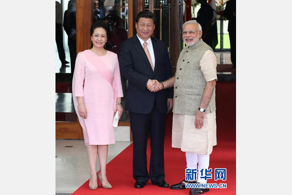 9月17日,國(guó)家主席習(xí)近平在古吉拉特邦艾哈邁達(dá)巴德會(huì)見(jiàn)印度總理莫迪。這是會(huì)見(jiàn)前,莫迪在習(xí)近平下榻的賓館前迎接習(xí)近平和夫人彭麗媛。 新華社記者 龐興雷 攝 9月17日,國(guó)家主席習(xí)近平在古吉拉特邦艾哈邁達(dá)巴德會(huì)見(jiàn)印度總理莫迪。這是會(huì)見(jiàn)前,莫迪在習(xí)近平下榻的賓館前迎接習(xí)近平和夫人彭麗媛。 新華社記者 龐興雷 攝