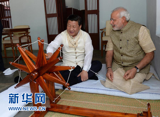 9月17日,國(guó)家主席習(xí)近平在印度古吉拉特邦進(jìn)行訪問(wèn)。印度總理莫迪全程陪同。這是習(xí)近平在參觀甘地故居時(shí),親自搖動(dòng)甘地曾經(jīng)使用過(guò)的紡車。新華社記者 馬占成 攝 9月17日,國(guó)家主席習(xí)近平在印度古吉拉特邦進(jìn)行訪問(wèn)。印度總理莫迪全程陪同。這是習(xí)近平在參觀甘地故居時(shí),親自搖動(dòng)甘地曾經(jīng)使用過(guò)的紡車。新華社記者 馬占成 攝