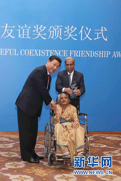 9月19日,國家主席習(xí)近平在新德里會(huì)見印度友好人士、友好團(tuán)體代表,并頒發(fā)和平共處五項(xiàng)原則友誼獎(jiǎng),表彰他們長期致力于中印友好事業(yè)。新華社記者龐興雷攝 9月19日,國家主席習(xí)近平在新德里會(huì)見印度友好人士、友好團(tuán)體代表,并頒發(fā)和平共處五項(xiàng)原則友誼獎(jiǎng),表彰他們長期致力于中印友好事業(yè)。新華社記者龐興雷攝