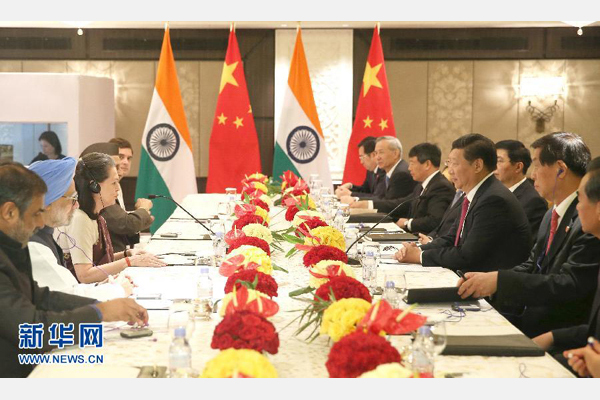 9月19日,國家主席習近平在新德里會見印度國大黨主席索尼婭·甘地和前總理辛格。 新華社記者姚大偉攝 9月19日,國家主席習近平在新德里會見印度國大黨主席索尼婭·甘地和前總理辛格。 新華社記者姚大偉攝