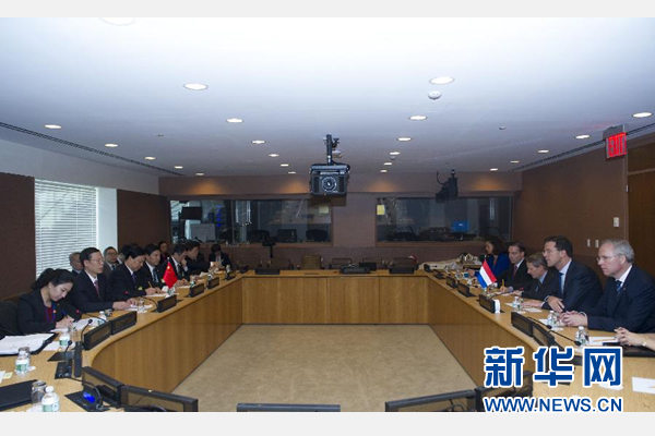 9月23日,出席聯合國氣候峰會的國家主席習近平特使、國務院副總理張高麗在紐約聯合國總部會見荷蘭首相呂特。 新華社記者 王曄 攝 9月23日,出席聯合國氣候峰會的國家主席習近平特使、國務院副總理張高麗在紐約聯合國總部會見荷蘭首相呂特。 新華社記者 王曄 攝