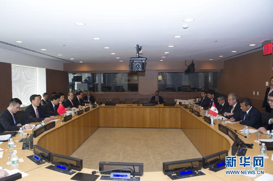 9月23日,出席聯合國氣候峰會的國家主席習近平特使、國務院副總理張高麗在紐約聯合國總部會見秘魯總統烏馬拉。 新華社記者 王曄 攝 9月23日,出席聯合國氣候峰會的國家主席習近平特使、國務院副總理張高麗在紐約聯合國總部會見秘魯總統烏馬拉。 新華社記者 王曄 攝